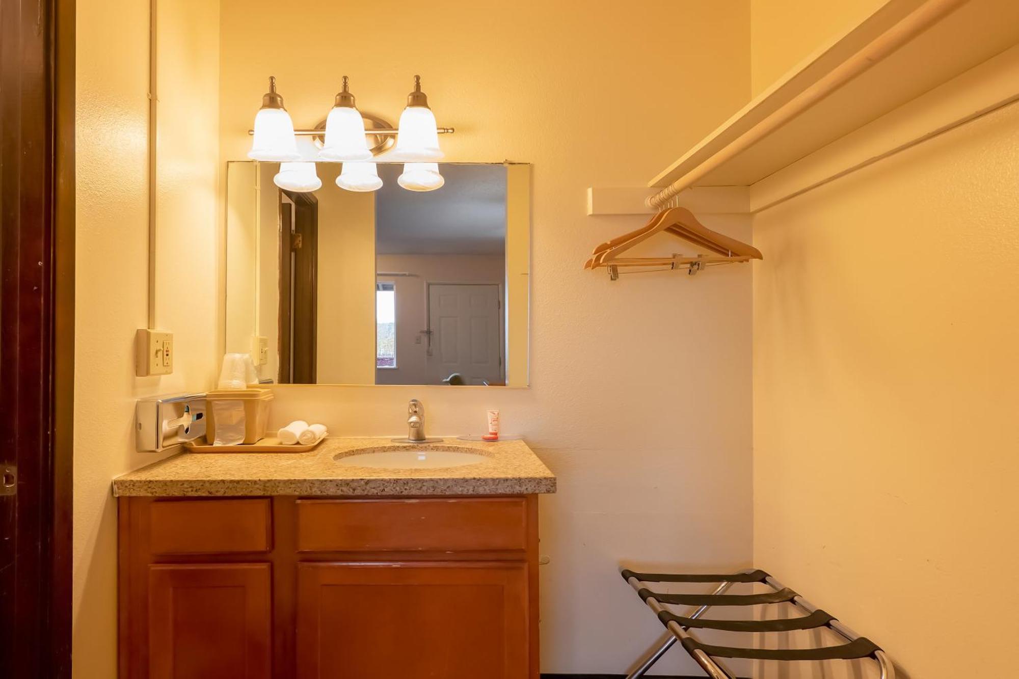 Oyo Hotel Chehalis I-5 South ภายนอก รูปภาพ