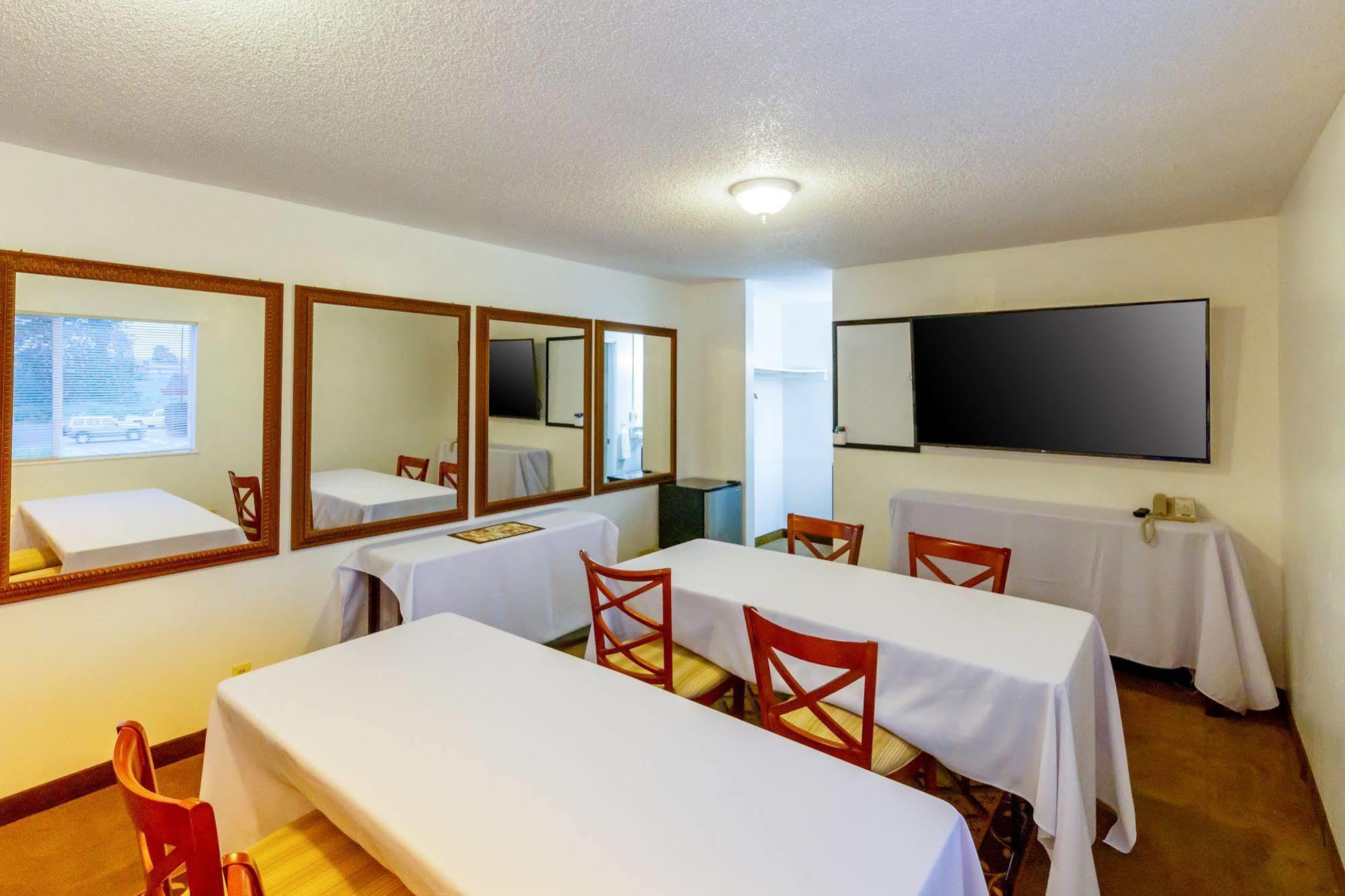 Oyo Hotel Chehalis I-5 South ภายนอก รูปภาพ